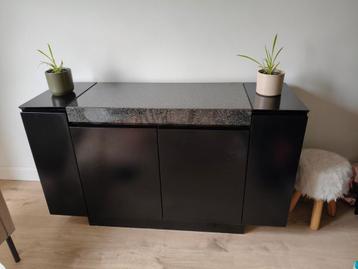 Zwarte kast met granieten blad  beschikbaar voor biedingen