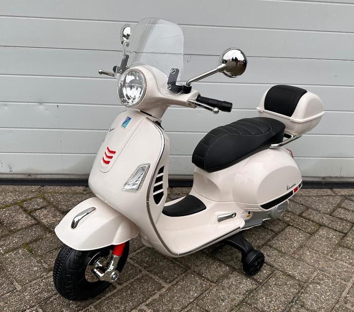 Vespa GTS Super 12v scooter wit Leer / MP3 / AUX verlichting, Kinderen en Baby's, Speelgoed | Buiten | Voertuigen en Loopfietsen