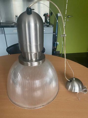 Industriële lamp beschikbaar voor biedingen