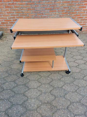 Computertafel beschikbaar voor biedingen