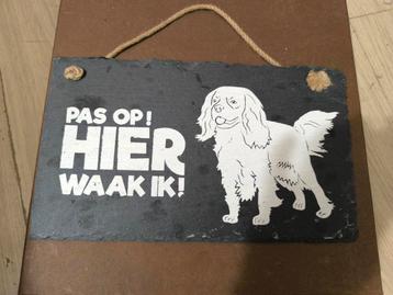Leisteen 'PAS OP!HIER WAAK IK! Cavalier King Charles-spaniël beschikbaar voor biedingen