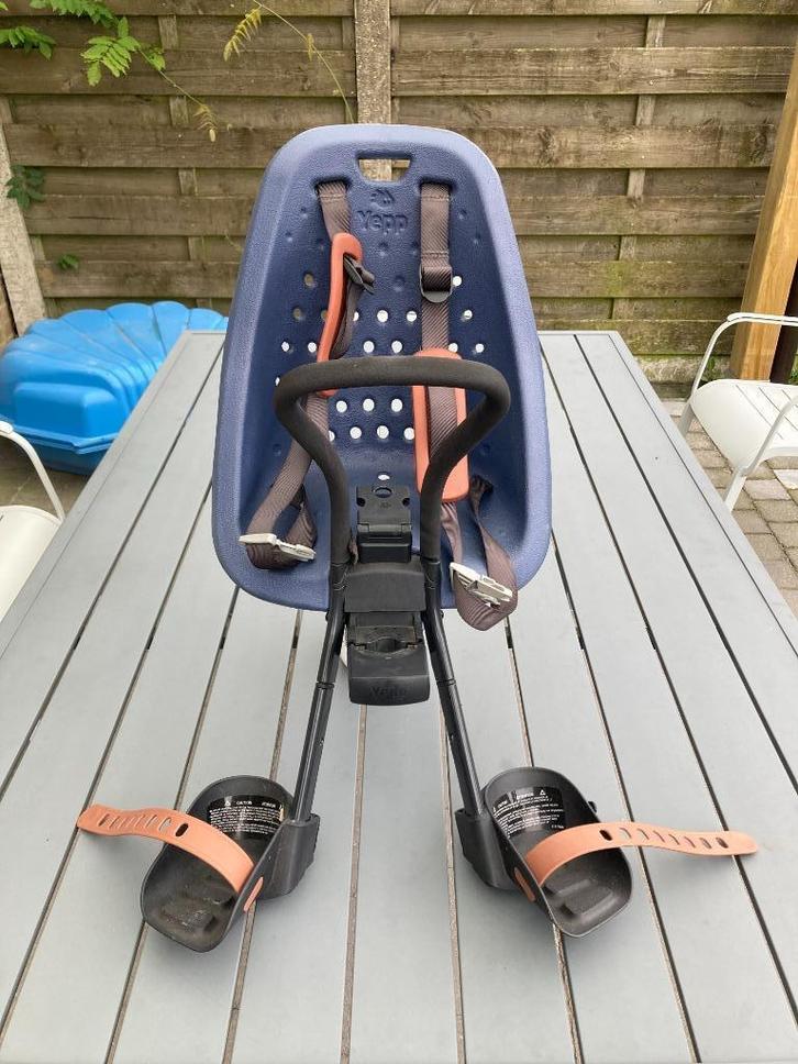 Yepp (Thule) fietsstoeltje om te bevestigen aan het stuur, Fietsen en Brommers, Fietsaccessoires | Fietsstoeltjes, Zo goed als nieuw