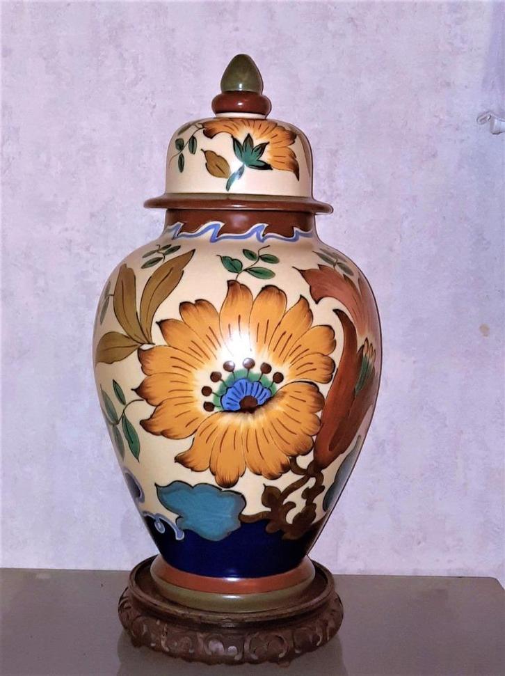 Mooie oude dekselvaas (Gouda Holland) met houten sokkel, Antiquités & Art, Antiquités | Vases, Enlèvement