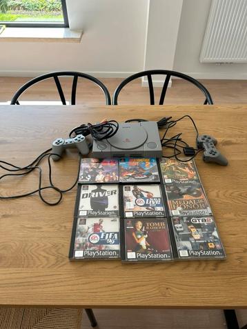 PlayStation 1 (SCPH-5502) + 9 games, 2 controllers– werkend” beschikbaar voor biedingen