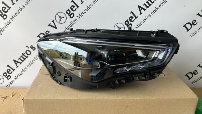 Phare droit d'un Mercedes CLA, Autos : Pièces & Accessoires, Éclairage, Mercedes-Benz, Utilisé, 3 mois de garantie, Enlèvement ou Envoi