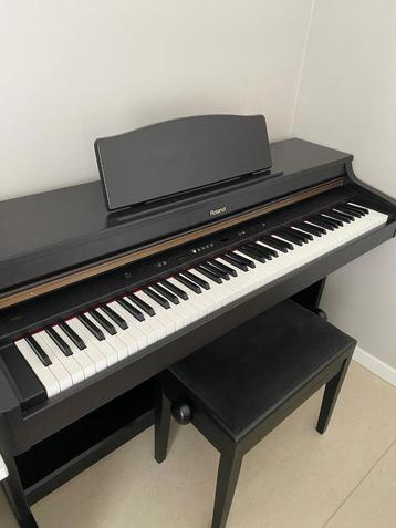 Roland HP103e + Pianostoel, Musique & Instruments, Instruments | Accessoires, Enlèvement, Utilisé, Piano