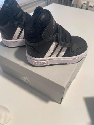 Adidas kinderschoenen beschikbaar voor biedingen