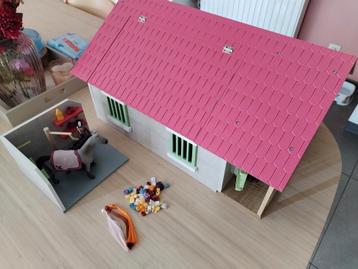 Paardenstal, wasbox, paarden en accesoires beschikbaar voor biedingen