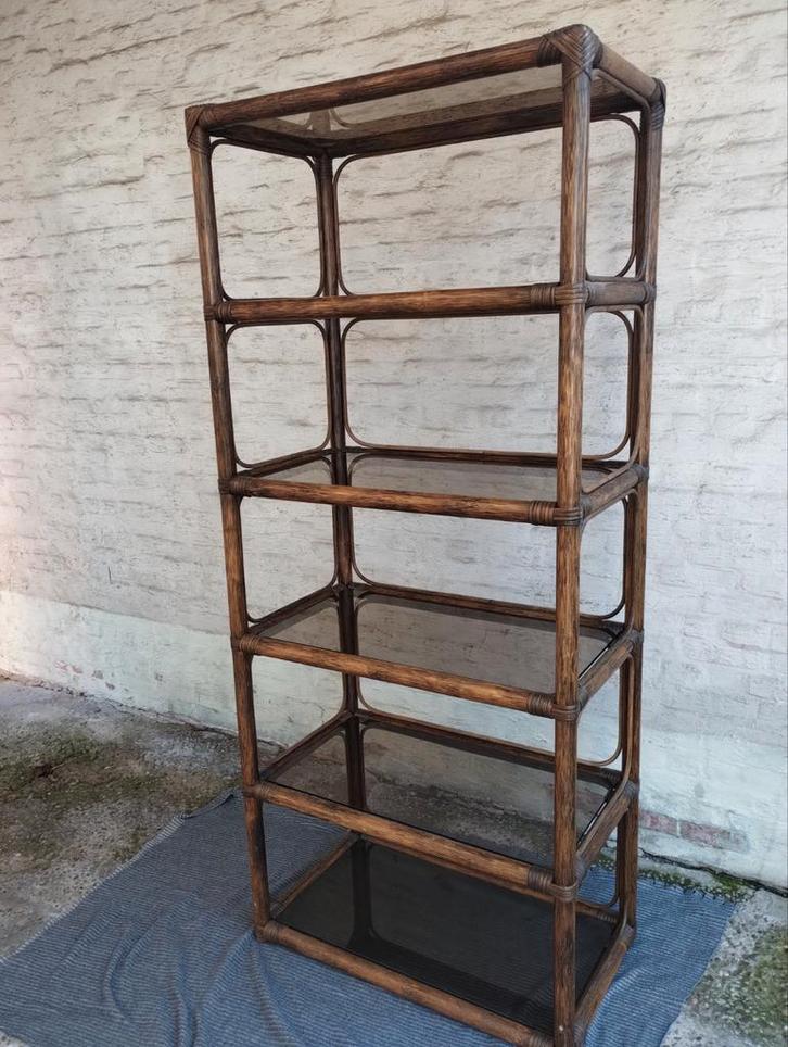 Meuble vintage en rotin avec 6 couches de verre fumé... 0478, Maison & Meubles, Accessoires pour la Maison | Étagères, Comme neuf