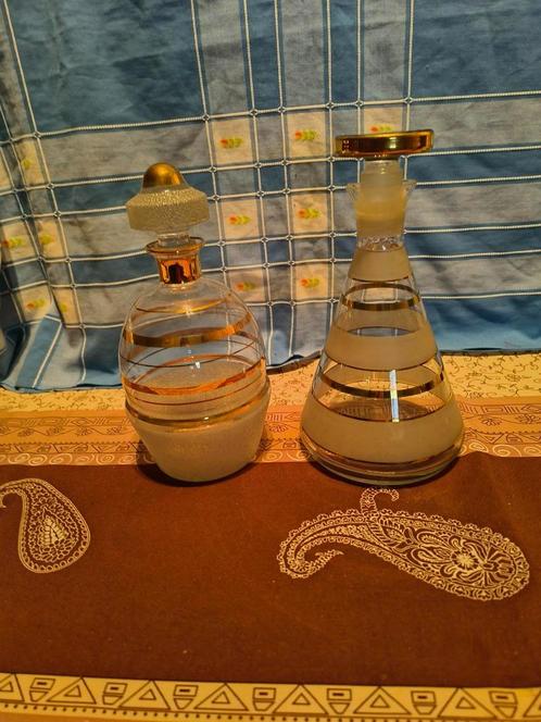 2 Vintage karafs met stop gemaakt uit matglas, Antiek en Kunst, Antiek | Glaswerk en Kristal, Ophalen