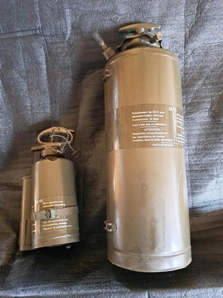 Set van twee chemische reinigingsverstuivers M13 en de M111,, Verzamelen, Militaria | Algemeen, Ophalen of Verzenden