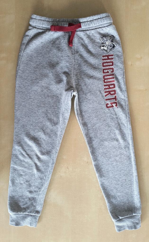 Lichtgrijze joggingbroek Harry Potter, maat 122, Kinderen en Baby's, Kinderkleding | Maat 122, Zo goed als nieuw, Jongen of Meisje