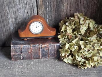Leuk oud mini (atuur) schouwklokje / schouwpendule beschikbaar voor biedingen