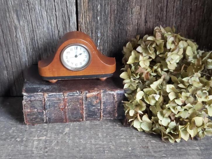 Leuk oud mini (atuur) schouwklokje / schouwpendule, Antiek en Kunst, Antiek | Klokken, Ophalen of Verzenden