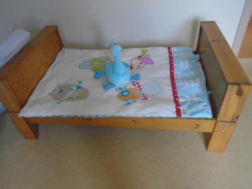 Massief grenen kinderbed omvormbaar tot peuter en kleuterbed beschikbaar voor biedingen