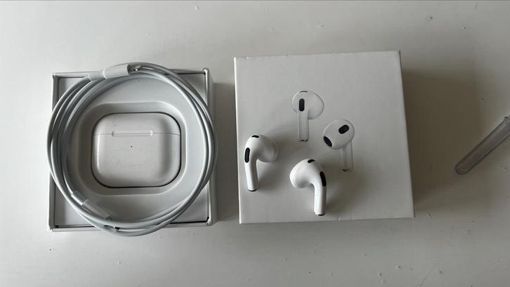 Airpods génération 3 avec chargeur, TV, Hi-fi & Vidéo, Lecteurs Mp3 | Accessoires | Apple iPod, Comme neuf, Casque, Touch, Enlèvement ou Envoi