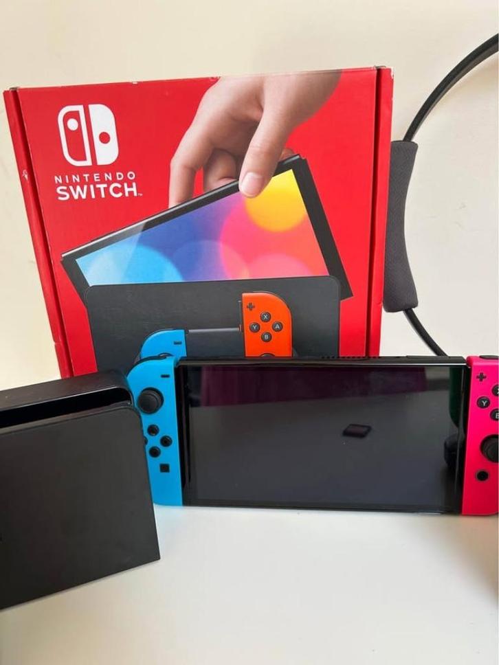 Nintendo switch OLED + toebehoren, Games en Spelcomputers, Spelcomputers | Nintendo Switch, Zo goed als nieuw, Switch OLED, Met 3 controllers of meer