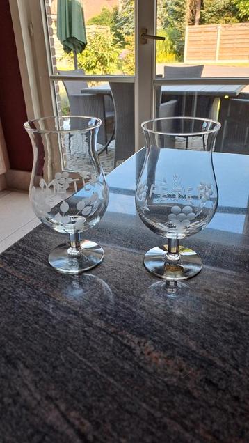 Drinkglazen met tekst beschikbaar voor biedingen