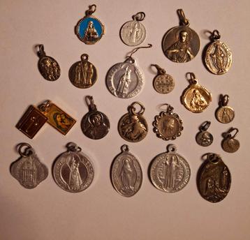 Lot uitzonderlijke religieuze bedels/ Religious pendants 