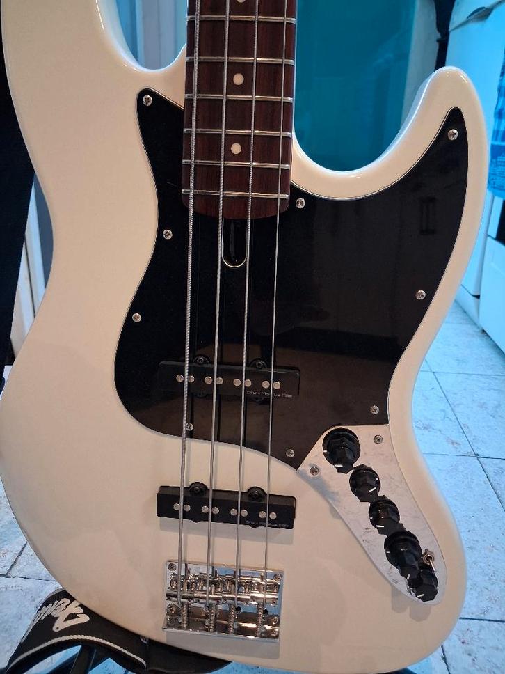 Basgitaar  Sire Marcus Miller V3 2de gen, Musique & Instruments, Instruments à corde | Guitares | Basses, Comme neuf, Électrique