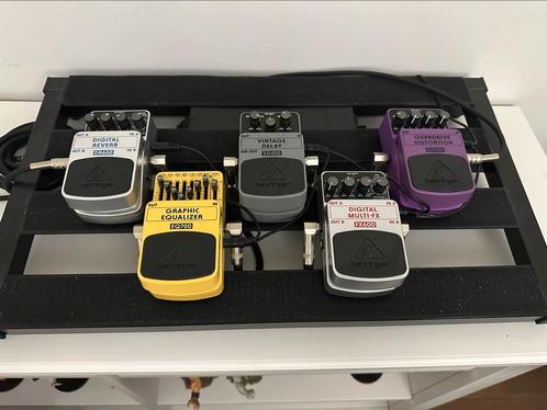5 gitaarpedalen + pedal stand + kabels, Muziek en Instrumenten, Effecten, Zo goed als nieuw, Reverb, Ophalen of Verzenden