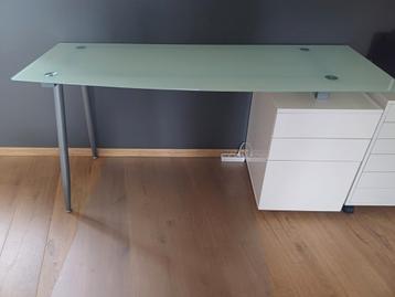Bureau met glazen blad, Huis en Inrichting, Ophalen, Zo goed als nieuw, Bureau