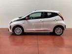 Toyota Aygo 1.0 x-play Toyota Aygo X-Play 1.0 5p. 72ch, Auto's, Toyota, Euro 6, 72 pk, Wit, 93 g/km