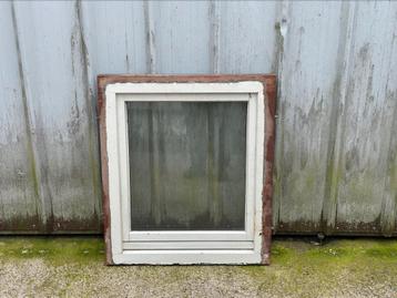 Houten raam, hoge kwaliteit, dubbel glas beschikbaar voor biedingen