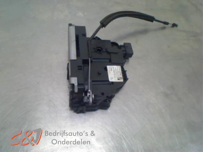 Serrure portière mécanique 2portes droite d'un Peugeot Box, Autos : Pièces & Accessoires, Carrosserie & Tôlerie, Peugeot, Utilisé