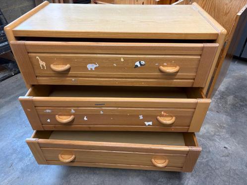 Commode GRATUIT en bois massif pour chambre d'enfant/ado, Huis en Inrichting, Kasten | Ladekasten, Gebruikt, Minder dan 100 cm