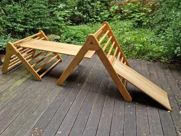 Twee houten Pikler driehoeken en glijdbanen beschikbaar voor biedingen
