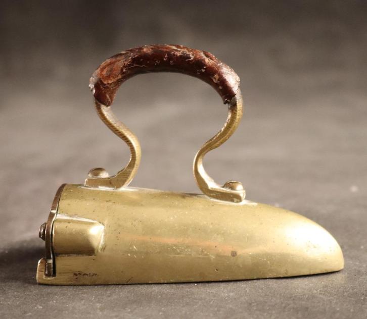 Miniatuur bronzen strijkijzer, Antiek en Kunst, Antiek | Overige Antiek, Ophalen of Verzenden