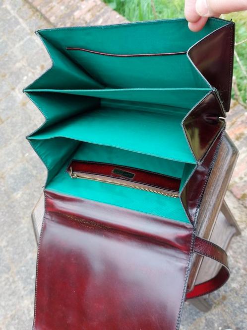 Vintage/leder/wijnrode/tas/groene satin voering, Handtassen en Accessoires, Tassen | Damestassen, Gebruikt, Ophalen of Verzenden