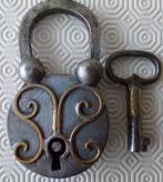 Grand beau cadenas en fer forgé, avec clé. 14×8 cm., Antiquités & Art, Enlèvement