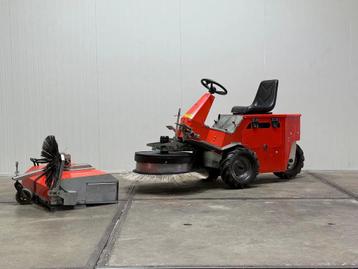 Westermann Werktuigdrager veegmachine (bj 2007) beschikbaar voor biedingen