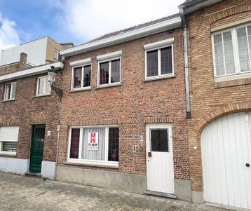 CENTRAAL gelegen rijwoning, vlakbij 't Zand en het station beschikbaar voor biedingen