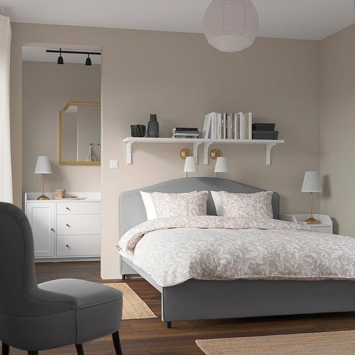 Cadre de lit matelassé HAUGA IKEA en parfaite état., Maison & Meubles, Chambre à coucher | Lits, Utilisé, 140 cm, 210 cm, Gris