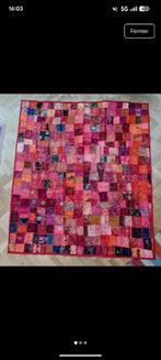 Couverture rouge brodée Turquie, Maison & Meubles, Rouge, Enlèvement ou Envoi, Comme neuf, Couverture ou Couette