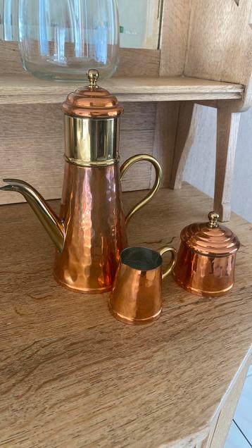 Koffiepot, suikerpot en melkkannetje beschikbaar voor biedingen