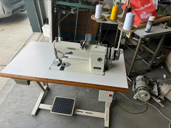 Industriële naaimachine brother kettingsteek 2naalds, Hobby en Vrije tijd, Naaimachines en Toebehoren, Gebruikt, Naaimachine, Brother