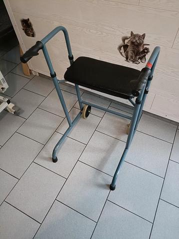 Tribune déambulateur avec 2 roues 2 pieds et assise 