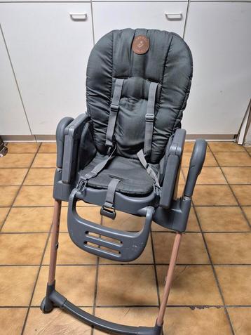 Maxi cosi eetstoel met verkleinset en tafeltje beschikbaar voor biedingen