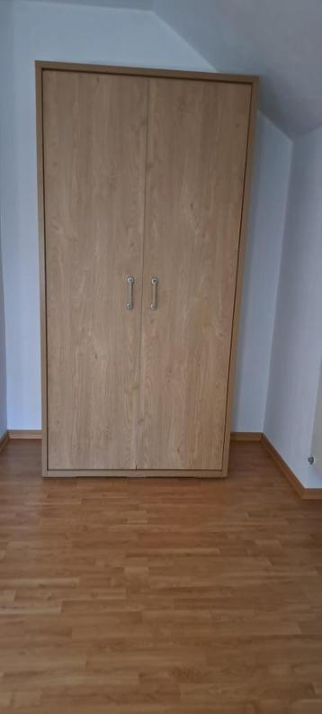 Kledingkast beschikbaar voor biedingen