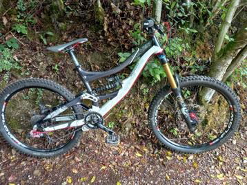 SPECIALIZED ENDURO / DH --- Hope , Saint , Fox Kashima  beschikbaar voor biedingen