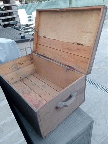 Grote oude houten koffer kist van op zolder. beschikbaar voor biedingen