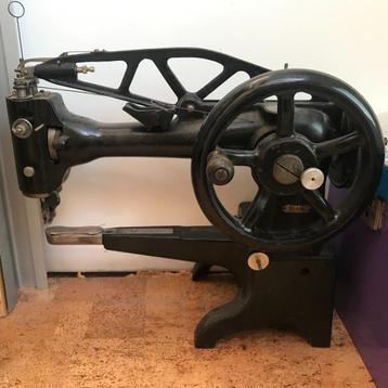 Vintage Singer 29K85 Ledernaaimachine  beschikbaar voor biedingen