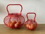 Set van 2 x ronde eiermand metaal rood vintage retro mand, Huis en Inrichting, Woonaccessoires | Schalen en Manden, Ophalen of Verzenden