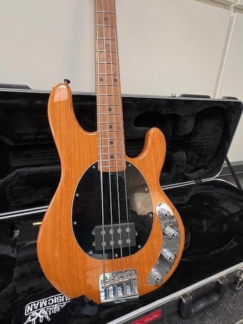 music man stingray 4 h, Muziek en Instrumenten, Snaarinstrumenten | Gitaren | Bas, Zo goed als nieuw, Elektrisch, Ophalen