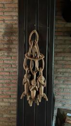 decoratief houtsnijwerk van drie apenfiguren, Ophalen
