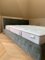 Luxe 2-persoonsbed 180220 – NIEUW & NOOIT GEBRUIKT – €3.750, Huis en Inrichting, Ophalen, 180 cm, Stof, Elegante, tijdloze uitstraling. Luxueuze & warm.